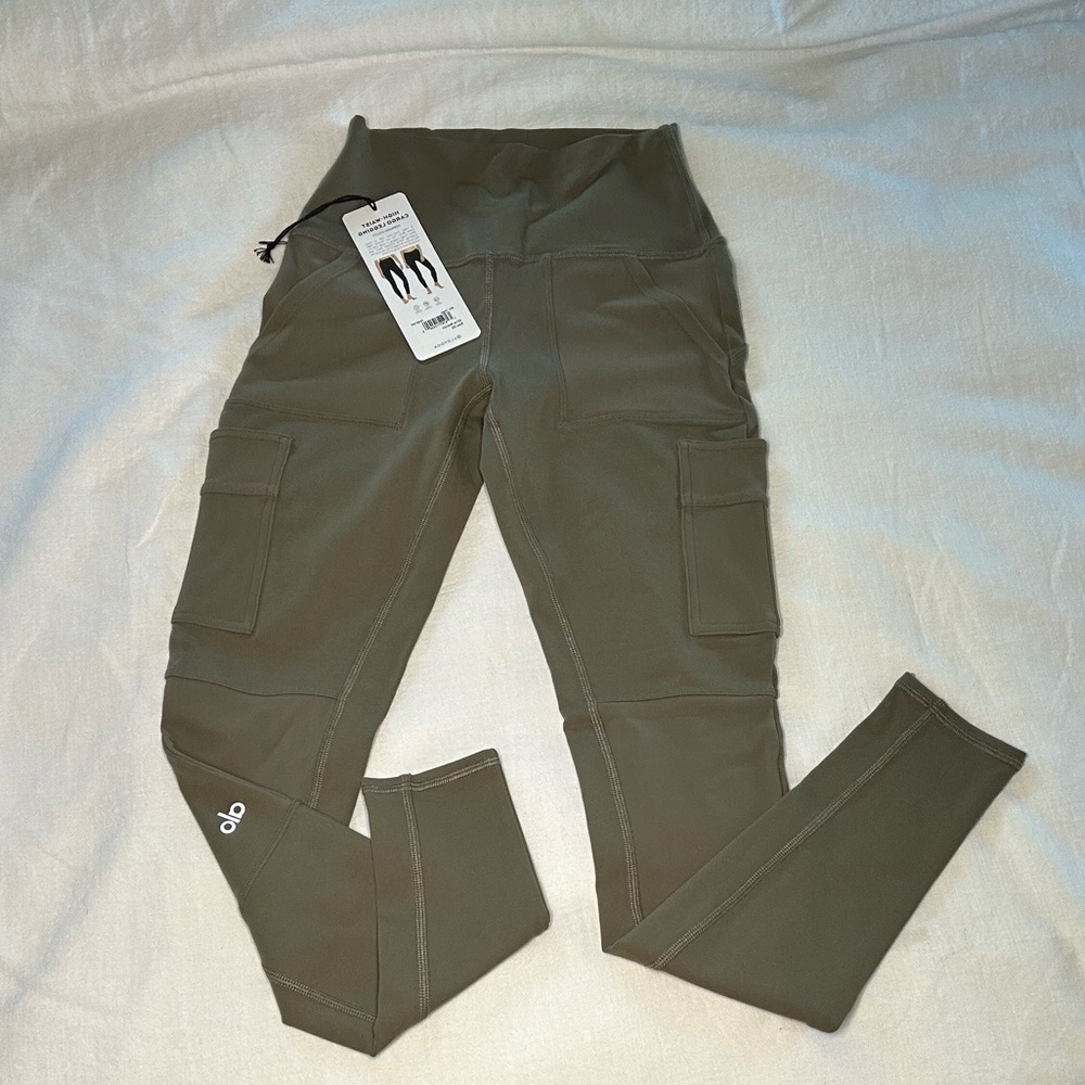 Alo high-waist cargo legging 
Color: Olive Branch
XS
NWT